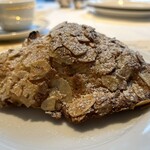 レストラン アルティザン（restaurant Artisan） - クロワッサンダマンド770円、かなりデカくてステーキ食べたあとにはなかなかキツかった。