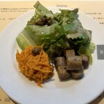レストラン アルティザン（restaurant Artisan） - 朝食メニューにはグリーンサラダ、キャロットラペが付いてくる。