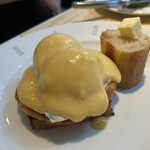レストラン アルティザン（restaurant Artisan） - ジャガイモパンケーキと厚切りハムのエッグベネディクト1980円税込、以下内税表記