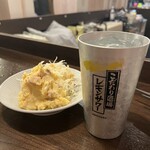 金町製麺 - いぶりがっこ入りポテトサラダとこだわり酒場のレモンサワー