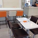 エコール・クリオロ 本店 - イートインスペース。