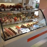 エコール・クリオロ 本店 - 生ケーキのショーケースです。想像していたより種類が少ないですね…。