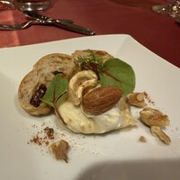 Ristorante 美郷 - 【ご挨拶の一品】4種のチーズのムース、蜂蜜風味（胡桃、カシューナッツ、アーモンド、ハーブ）、胡桃レーズン入りバゲット