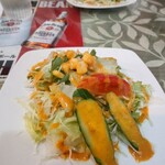 スパイシーシェフ - サラダも大きめで美味しい