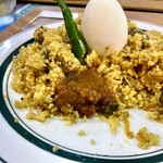 キッチン あずま - ビーフテハリに、
      カレーソース♡をかけて♡･:*+.\(( °ω° ))/.:+