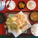 天ぷら家 - C定食 ¥1100
えび、あなご、ささみ、かきあげ、あつまいも、春菊、いか