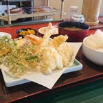 天ぷら家 - C定食 ¥1100
えび、あなご、ささみ、かきあげ、あつまいも、春菊、いか