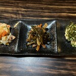 菜食健美 美卯 - 小鉢3種は、(右から)ピーマンと木綿の梅味噌和えに焼き海苔を振りかけて、蓮根、にんじんの糸昆布煮、厚揚げとサヤインゲンの白和えににんじんと柔らかなカシューナッツを添えて。