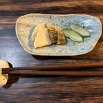 菜食健美 美卯 - 漬物3種盛りは、大根のサワー漬け、カリモリの焼酎漬け、ウリの日本酒漬け。どれも味わい深くて美味しいし、瓜などはメロンのような風味さえ窺い知れる。