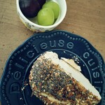 MARUICHI BAGEL - ひとつは食べきれないくらいのボリューム(父の友達から送られて来たシャインマスカットと巨峰を添えて)