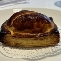 ビストロ ル フィユタージュ - ノルウェーサーモンのパイ包み焼き。はじめに焼き上がりを見せてくれます