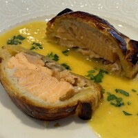 ビストロ ル フィユタージュ - ノルウェーサーモンのパイ包み焼き
