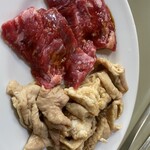 焼肉宝来軒 - 上は上カルビ、下は豚ホルモンおかわり！