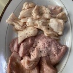 焼肉宝来軒 - 上がシロコロ、下がおっぱい