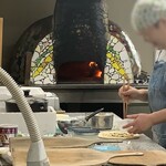 石窯pizzaのがにっちょ - 店主さんと奥には自家製石窯