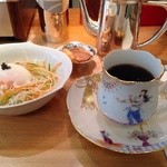 グラムール - 2014年4月フレンチトーストには、サラダが付いていました！飲み物は、珈琲♪カップは、マイセン(*^^*)