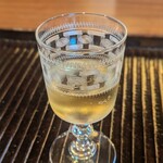 鎌倉 北じま - 桂花陳酒。食前酒として頂きました。アルコールは微量に抑えています。
      口へと含む過程にて、金木犀の甘い香りが優しく漂います。