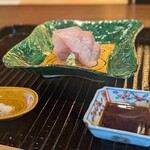 鎌倉 北じま - 糸島産のお塩と、自家製骨醤油。
      醤油は水分や臭みを抜いた太刀魚の骨を焼き、醤油と合わせた物。ほんのりと効いた太刀魚の旨味が、さらに深みのある味わいを生みます。