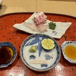 道後 海舟 - 三品目　お造りその1 神経〆の天然真鯛にイサキ。塩で頂くのがとにかく美味しい。食感が天然の素晴らしい歯応え。右手のレモン醤油も非常に良かったです。