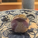 鎌倉 北じま - 魚のもっちりとした弾力。その後に、心地良い青魚らしい香りが旨味の強い脂と共に口に広がります。
      この味わいが米酢ベースの酢飯と綺麗に混じり合って、爽やかでありつつ奥深い味わいが楽しめます。