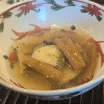 鎌倉 北じま - 柔らかく煮た鮑と干しずいき。あんかけのお出汁は鮑の煮汁に、鰹節を加えて取った物。お出汁が非常に澄んでいて、滋味深い。柔らかな深みとクリアな旨味にほんのりと感じるミネラル感。すだちの皮による爽やかな余韻