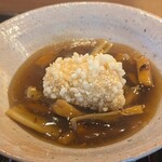 鎌倉 北じま - 謎のキノコ
      湯葉の豊年揚げ。きのこ餡に、湯葉をもち米の衣で揚げた一品。カリカリとクランチーな食感の後、とろ～んと湯葉の大豆の甘みや旨味がまろやかに広がる。お出汁はきのこの旨味に、ほんのりと焦げの香り。