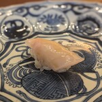 鎌倉 北じま - サワラ。都内よりもより新鮮な状態で仕入れられるアドバンテージを活かし、お魚の上質さ・純粋さをダイレクトに感じる握りに仕上げています。