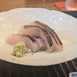 鎌倉 北じま - クロシビカマス。たっぷりと脂が乗っていますが、とてもクリアですっと引く軽やかさ。備長炭で炙られた皮目の香ばしさと共に、柔らかな余韻に浸ります。また、骨の心地良い食感がアクセント。