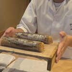 鎌倉 北じま - オアカムロ押し寿司。初めてお目にかかりました。ムロアジ属の青魚です。尾びれが赤いから、「オアカ」。