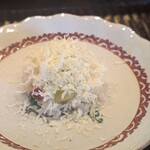 鎌倉 北じま - 秋の実りの飯蒸し。蒸したもち米に、銀杏と銀杏、栗を合わせて。異なる調理によって各食材の色が出されつつ、全体として柔らかくも豊かな味わいが一体となって楽しめます。