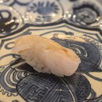 鎌倉 北じま - ウスバハギ。もっちりとした弾力と酢橘やシャリの酸との調和が非常に取れていました。
      すっきりしつつも、咀嚼の度に味わいが柔らかく広がる感覚。