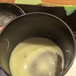 鎌倉 北じま - わらび餅 銀杏あんかけ。柔らかな甘みの中に、銀杏らしい木や土っぽい香りがぷわぁんと心地良く香る。中のわらび餅はほの温かく、とろ～んとした口当たりがあんかけとも滑らかに溶け込みます。お腹も心もほっこり。