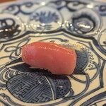 鎌倉 北じま - キハダマグロ。キハダマグロのほの柔らかい鉄っぽさと純粋な旨味がとろける後に、ほろほろとシャリが解れます。