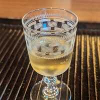 鎌倉 北じま - 桂花陳酒。食前酒として頂きました。アルコールは微量に抑えています。
                    口へと含む過程にて、金木犀の甘い香りが優しく漂います。