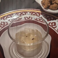 虎景軒 - ウェルカムフード。蜜香高山茶と白桃ゼリーを合わせた品。白桃のまっすぐでピュアな甘みに、ほんのり蜜香高山茶の華やかな香りが爽やか。