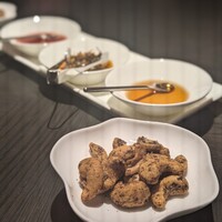 虎景軒 - 連れがビールを注文したのですが、おつまみにピーカンナッツのスパイス和えを頂きました。
                      塩気とスパイスのアクセントが効いていて、手が止まりません。