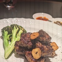 虎景軒 - 黒毛和牛フィレ肉黒胡椒炒め。黒胡椒の上品で華やかな香りや、にんにくのコク深い旨味、赤ワインの熟された深みとまろやかに広がる余韻。それぞれの色を活かしつつも、黒毛和牛の清らかな旨味や甘みを引き出す。