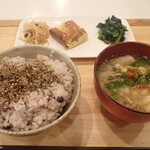 トーコーキッチン - 野菜のキッシュ 副菜二品、豚汁、ご飯