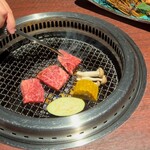 焼肉きたじま - 和牛カルビ(A5ランク)を網に乗せます(o^^o)