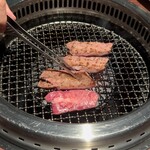 焼肉きたじま - 牛タン塩の厚切りを裏返します(o^^o)
