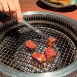 焼肉きたじま - 味噌味のハツを網に乗せます(o^^o)