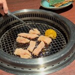 焼肉きたじま - 味噌味の上ミノを網に乗せます(o^^o)