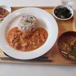 トーコーキッチン - チキンバターカレー 副菜二品、豚汁