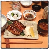 伊豆の旬 やんも 南青山店 - 鯖の塩焼き。
                肉厚でジューシー。美味いうまい。
                南青山価格だけど、値段相応の味。