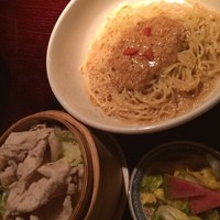 過門香 銀座本店 - ゴマだれ冷麺。手前の豚蒸ししゃぶを、麺にかかっているゴマだれに絡めていただきます。美味しかった。ご馳走さまでした。