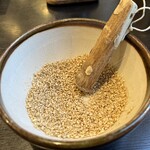 とんかつの喜多蔵  - ゴマをすりすり
