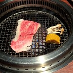 焼肉きたじま - 続いて和牛のコウネを網に乗せます(o^^o)