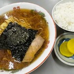 まるたかラーメン - オーダーは二人とも「正油ラーメン」と「小ごはん」