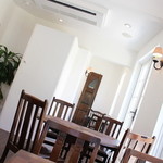 フレベールラデュ - 2014年4月再訪：白を基調としたカフェスペース☆