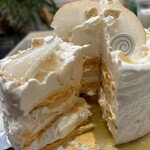 パティスリー リョーコ - スポンジが卵黄色　甘さの無いカステラのよう